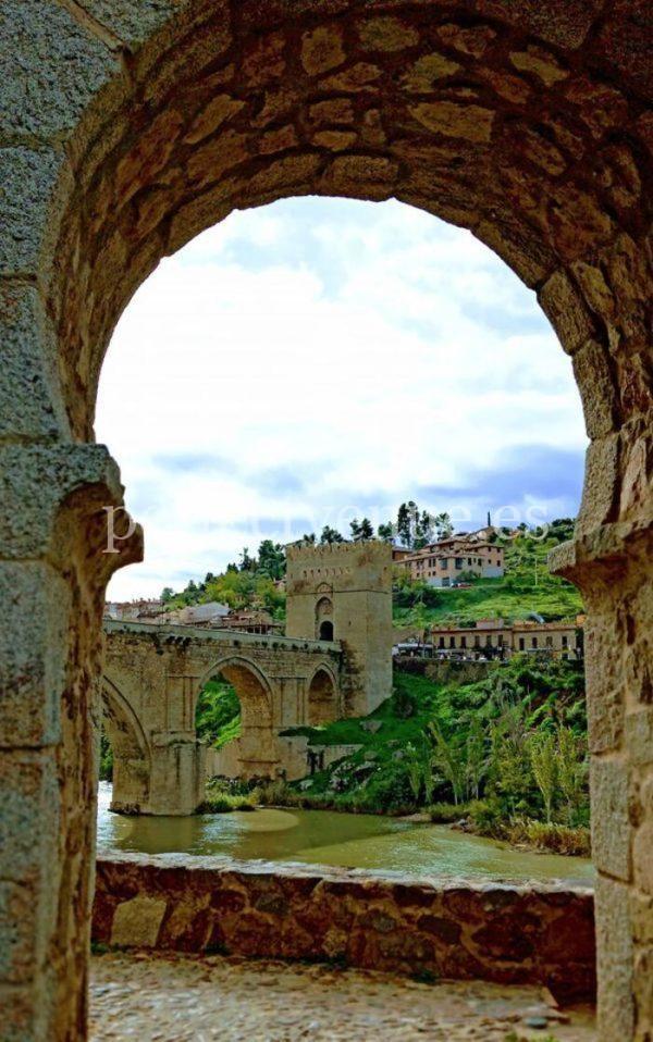 Marriage Proposal on the Alcántara Bridge in Toledo / Photo via Pinterest