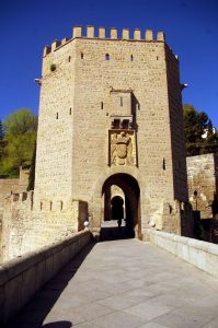 Marriage Proposal on the Alcántara Bridge in Toledo / Photo via Pinterest