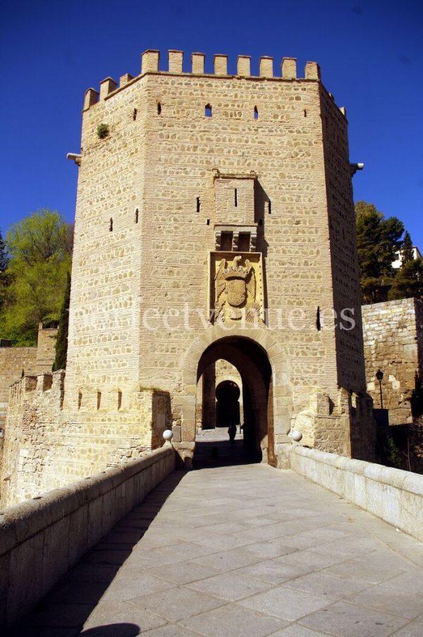 Marriage Proposal on the Alcántara Bridge in Toledo / Photo via Pinterest