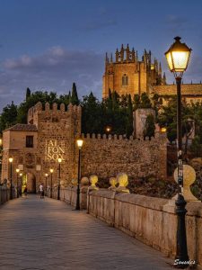 Marriage Proposal on the Alcántara Bridge in Toledo / Photo via Consuelo Ruiz Megias