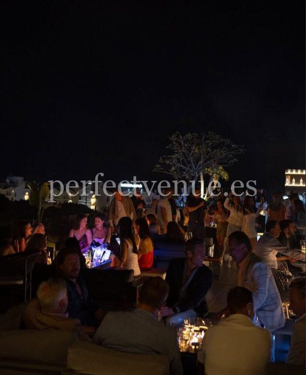 Marriage proposal in Marbella at Rooftop Air / Photo via Air Marbella