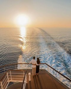 Marriage proposal in Marbella by boat / Photo via Pinterest