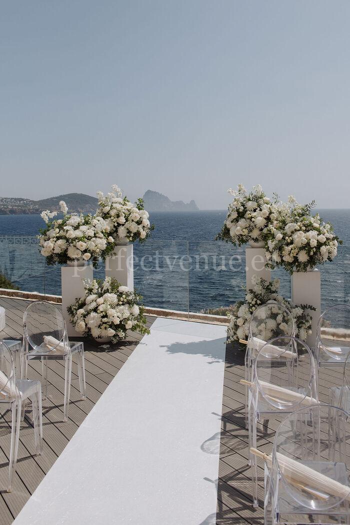 Boda con vistas al mar en Ibiza en 7Pines Resort | Foto vía Dario Ibiza Photography / Bliss Ibiza Wedding Planner