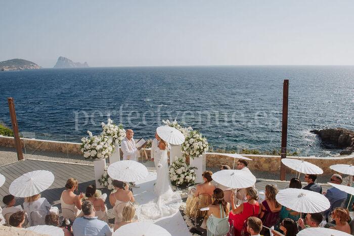 Boda con vistas al mar en Ibiza en 7Pines Resort | Foto vía Dario Ibiza Photography / Bliss Ibiza Wedding Planner