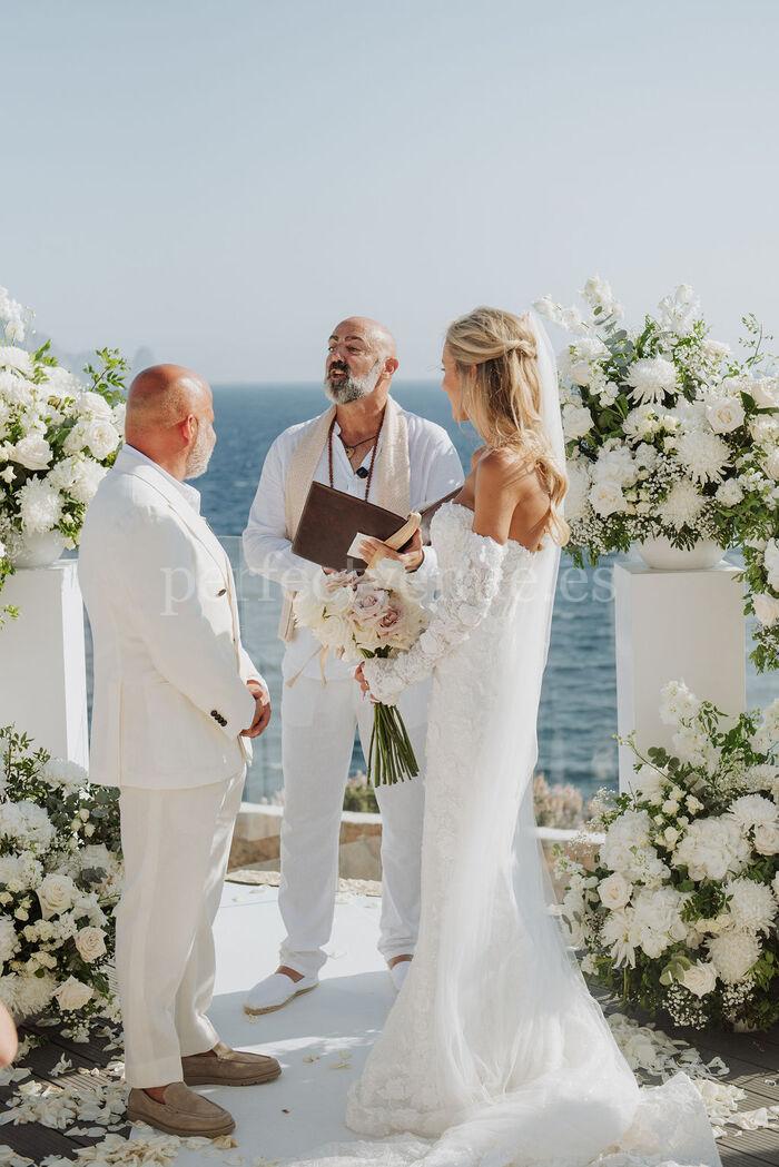 Boda con vistas al mar en Ibiza en 7Pines Resort | Foto vía Dario Ibiza Photography / Bliss Ibiza Wedding Planner