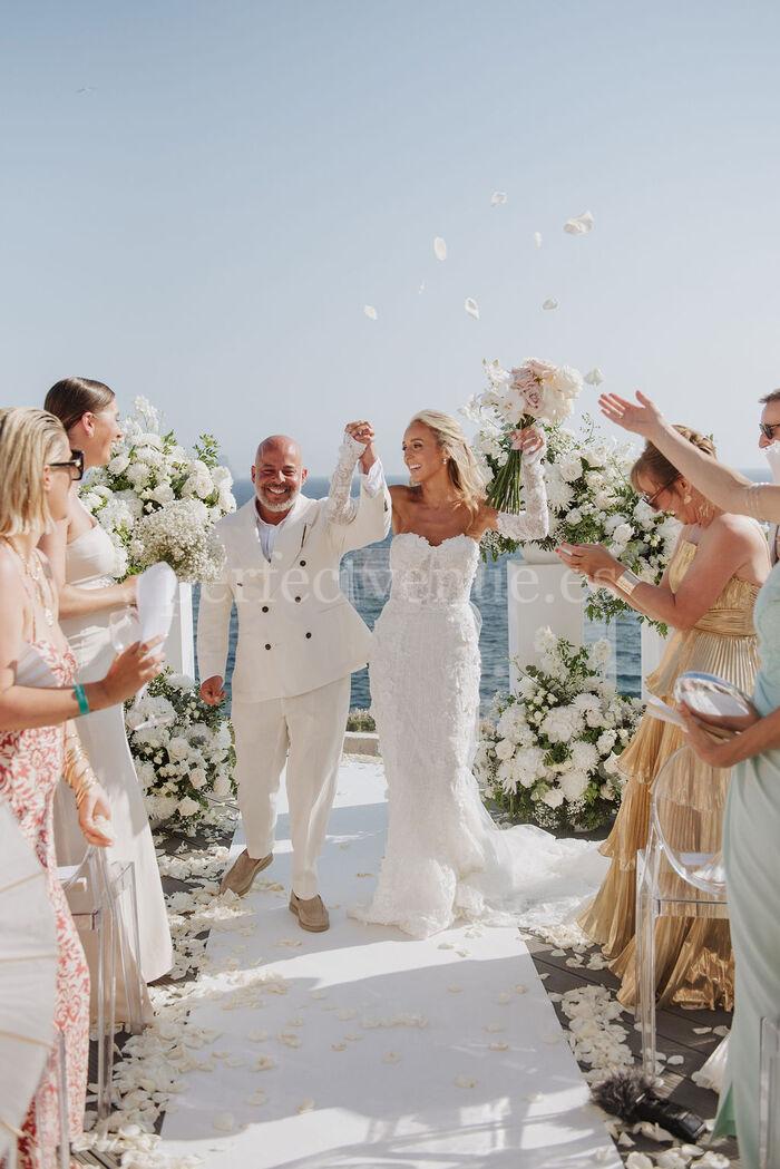 Boda con vistas al mar en Ibiza en 7Pines Resort | Foto vía Dario Ibiza Photography / Bliss Ibiza Wedding Planner