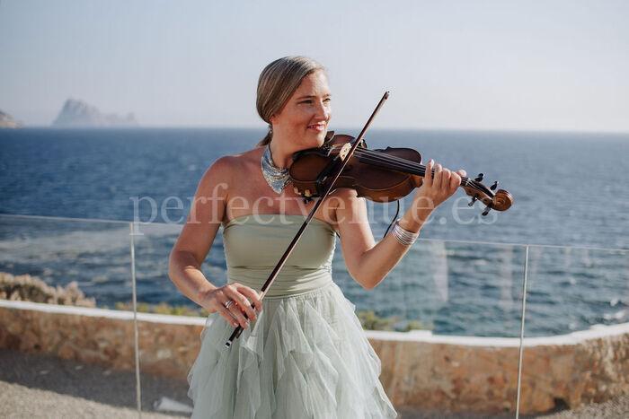 Boda con vistas al mar en Ibiza en 7Pines Resort | Foto vía Dario Ibiza Photography / Bliss Ibiza Wedding Planner