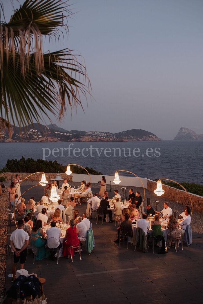 Boda con vistas al mar en Ibiza en 7Pines Resort | Foto vía Dario Ibiza Photography / Bliss Ibiza Wedding Planner