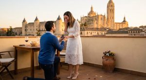 Marriage proposal in Segovia at the La Postal restaurant / Photo via Perfect Venue