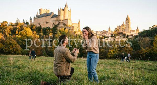 Marriage proposal in Segovia at the Mirador de la Pradera de San Marcos / Photo via Perfect Venue