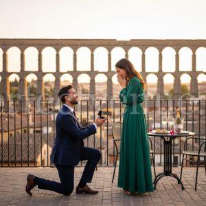 Marriage proposal in Segovia at the Villena Restaurant / Photo via Perfect Venue