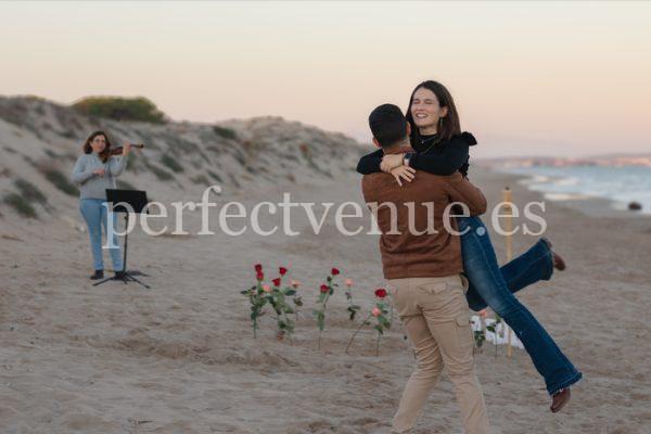 Beach proposal with roses and "Marry Me" lettering / Photo via Natalia Ortiz Events