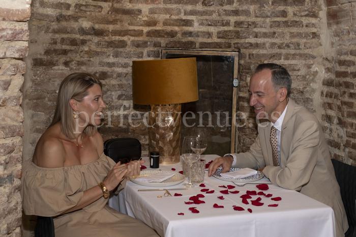 Marriage proposal at a winery / Photo via Natalia Ortiz Events