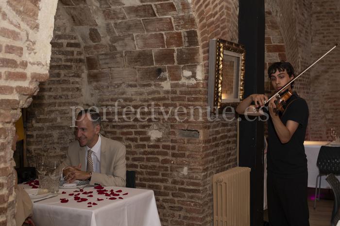 Marriage proposal at a winery / Photo via Natalia Ortiz Events