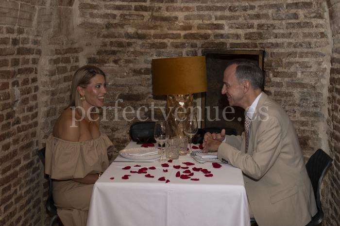Marriage proposal at a winery / Photo via Natalia Ortiz Events