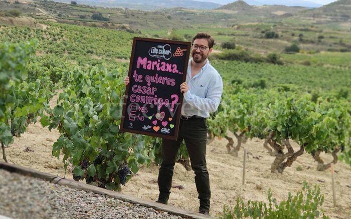 Pedida de mano en una bodega / Foto vía Natalia Ortiz Events