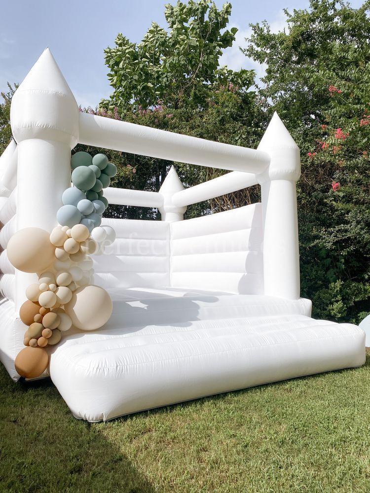 Inflatable castle for a children’s birthday party / via Pinterest