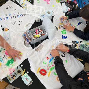comunión con talleres en Madrid de camisetas / Foto via Pinterest