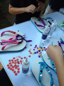 comunión con talleres en Madrid de chanclas / Foto via Pinterest