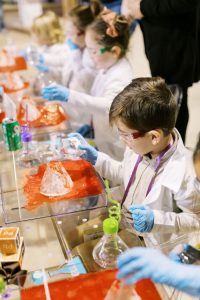 comunión con talleres en Madrid de cientifico loco / Foto via Pinterest