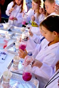 comunión con talleres en Madrid de cientifico loco / Foto via Pinterest