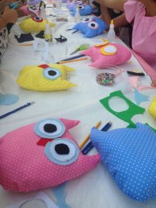 comunión con talleres en Madrid de cojines de fieltro / Foto via Pinterest