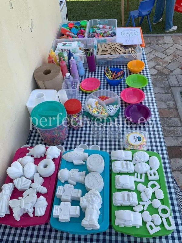 comunión con talleres en Madrid de figuras de yeso / Foto via Pinterest