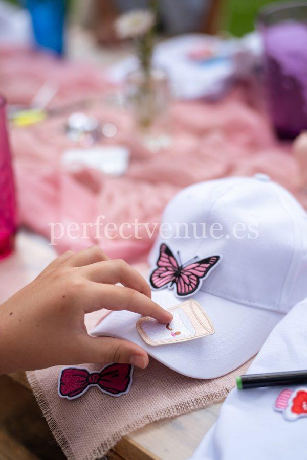 comunión con talleres en Madrid de gorras / Foto via Natalia Ortiz Events