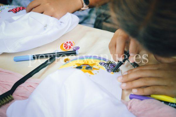 comunión con talleres en Madrid de gorras / Foto via Natalia Ortiz Events