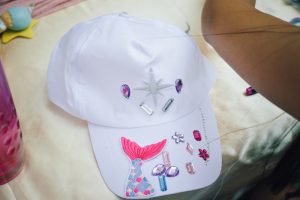comunión con talleres en Madrid de gorras / Foto via Natalia Ortiz Events