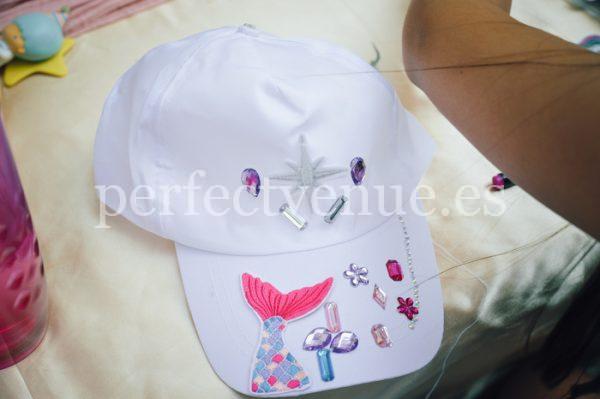 comunión con talleres en Madrid de gorras / Foto via Natalia Ortiz Events