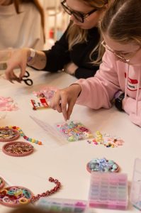 comunión con talleres en Madrid de joyas / Foto via Pinterest