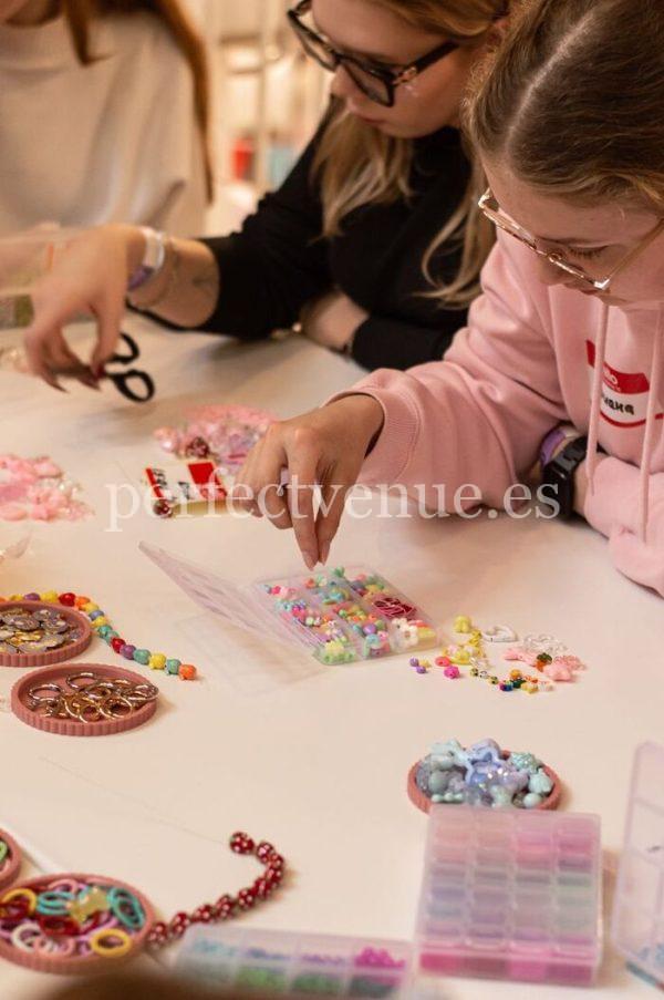 comunión con talleres en Madrid de joyas / Foto via Pinterest