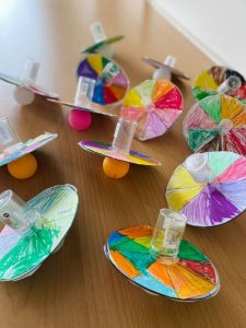 comunión con talleres en Madrid de juguetes reciclados / Foto via Pinterest