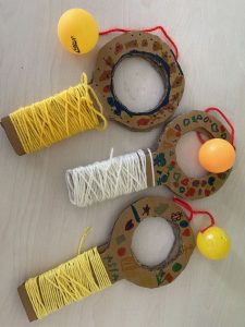 comunión con talleres en Madrid de juguetes reciclados / Foto via Pinterest