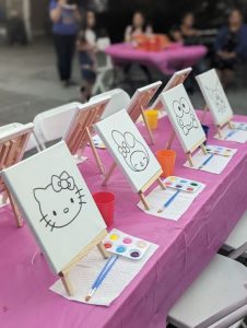 comunión con talleres en Madrid de pintura sobre lienzos / Foto via Pinterest
