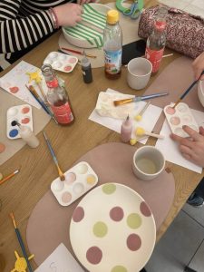 comunión con talleres en Madrid de platos / Foto via Pinterest