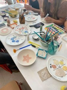 comunión con talleres en Madrid de platos / Foto via Pinterest