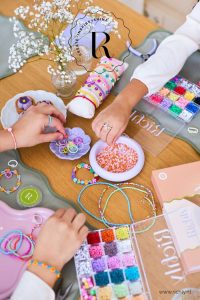 comunión con talleres en Madrid de pulseras / Foto via Pinterest