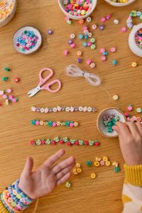 comunión con talleres en Madrid de pulseras / Foto via Pinterest