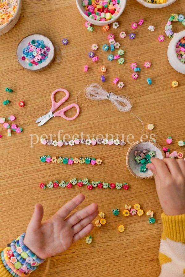 comunión con talleres en Madrid de pulseras / Foto via Pinterest