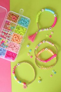 comunión con talleres en Madrid de pulseras / Foto via Pinterest