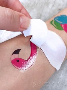 comunión con talleres en Madrid de tatuajes para niños / Foto via Pintereset