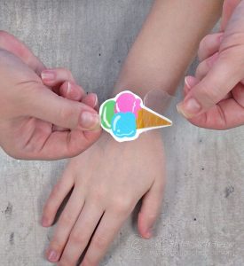 comunión con talleres en Madrid de tatuajes para niños / Foto via Pintereset