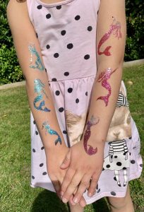 comunión con talleres en Madrid de tatuajes para niños / Foto via Pintereset