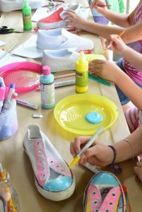 comunión con talleres en Madrid de zapatillas : Foto via Pinterest