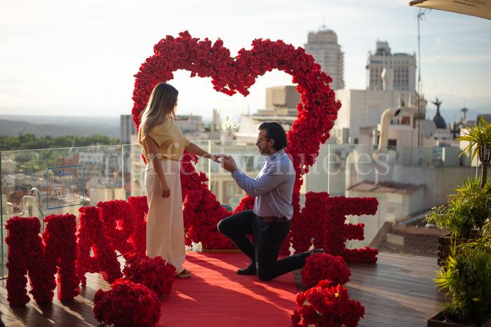 marriage proposal in rooftop indigo Madrid / Natalia Ortiz Events