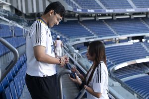 Pedida de mano en el Santiago Bernabéu / Foto vía Natalia Ortiz Events